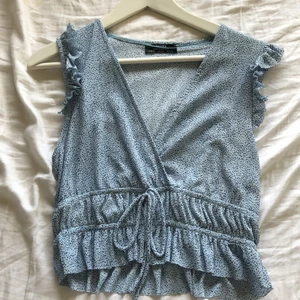 Blus  - Suuuupersöt sommarblus köpt förra året på Bershka. Pris 150 kr + frakt 💕