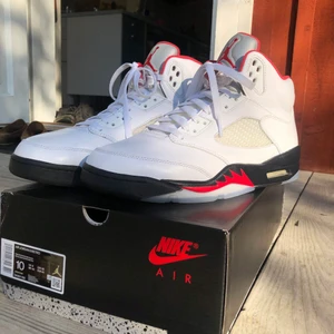 Air jordan 5 fire red - Riktigt fina skor skick 8/10 använda ungefär 5 gånger, säljer dom för har inte använt dom så mycket. Ett nytt par kostar runt 3000kr. Jag köpte dom på SNS och tungan är reflex. Dom är jävligt sköna också och snygga som fan😁🌸 priset kan diskuteras