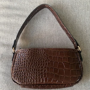 Snygg axelväska från SHEIN 🤎 - Snygg brun axelväska från SHEIN. Säljs pga kom aldrig till användning. Är i perfekt skick. Köpare står för frakt🤎😩