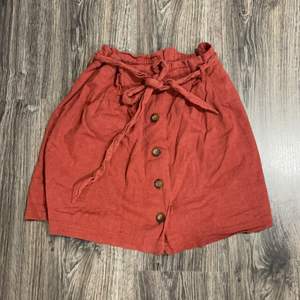 Jättesöt kjol från Hollistsr som knappt används, använd fåtal ggr och säljs därför. Passar verkligen till sommaren!🥰