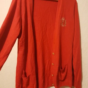 röd kofta med guldknappar - Röd kofta med guldknappar och fickor. Köpt på ginatricot för rätt så längesen, men knappt använd då den bara legat i garderoben. Strl XL men jag som är S/M älskar hur den sitter på mig (lite löst). 100kr med frakt.