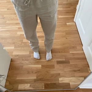 Linnebyxor - Säljer dessa helt oanvända linnebyxor storlek m från hm då jag har andra liknande! Jag är 171 cm och de sitter perfekt på mig!