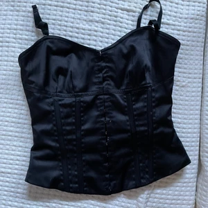 Korsett  - Supersnygg korsett från H&m i superskick. Justerbara axelband. 