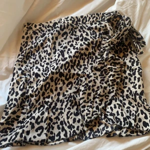 Leopard kjol - Leopard kjol från shein, säljer då den inte passar helt oanvänd. 🥰