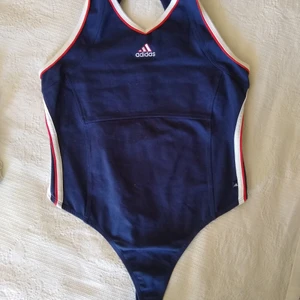 Adidas body - 🏈 Adidas body, stringmodell. Helt oanvänd. Alla lappar kvar. Sitter jättesnyggt på!! Liten i storleken, min överkropp var för lång. 🏈