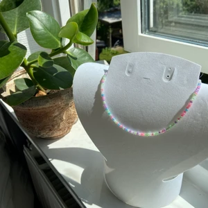 Pastell halsband flerfärgat - Fint halsband som är handgjort i pastellfärger perfekt till vår och sommaren 🌸💚 finns cirka 5st i lager