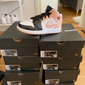 Jordan 1 mid Crimson Tint - 7x US 6Y/EU 38,5.      2x US 4,5Y/EU 36,5