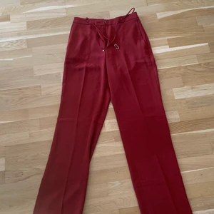 Kostym byxor strl 36 - Oanvända flowy kostymbyxor med hög midja