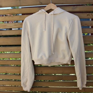 Hoodie, stl: S - Hej! Jag säljer min hoodie från Nelly. Den är väldigt fin och är ganska tunn, perfekt till sena sommarkvällar!!