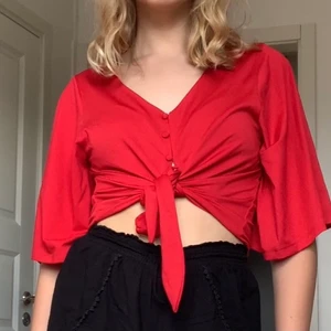 Röd blus - Fin blus. Storlek: XS. 