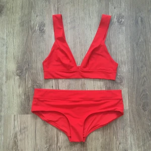 Bikini - Oanvänd bikini från & other stories. Köpt förra sommaren. Både över- och underdel är i storlek 40. 