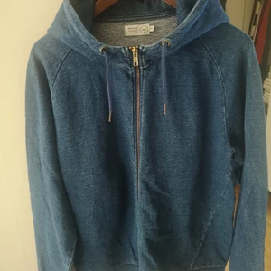 Emilio huvtröja  - Huvtröja i storlek M. Jeans tyg utseende.Nyskick💙