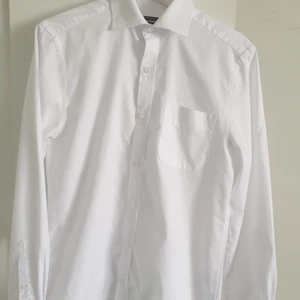 Skjorta  - Helt ny, fint skick , inga fläckar ,storlek S ,kemtvättat