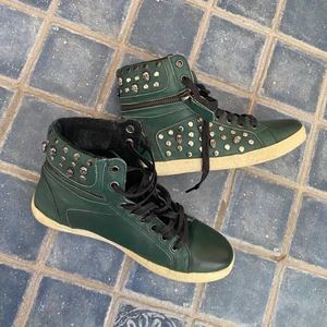 Skor - Säljer dom är fina skorna för dom tyvärr är för små! Köparen står för frakten 