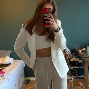 Vit blazer - Säljer min vita blazer i storlek 40 men är oversize på mig som är en XS