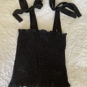 Svart topp från Gina Tricot  - Säljer denna fina, svarta topp från Gina Tricot som inte längre kommer till användning. Passar till allting och perfekt till sommaren. Köparen står för frakten som oftast blir runt 48kr. Har du några frågor så tveka inte på att skriva till mig 😊