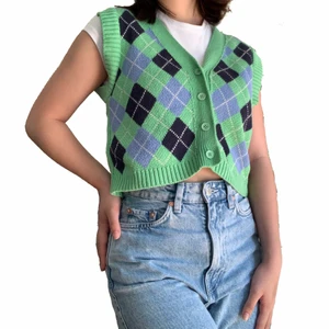 Rutig väst - INTERESSEKOLL på en jättesöt väst från Stravadius! Endast använd en gång