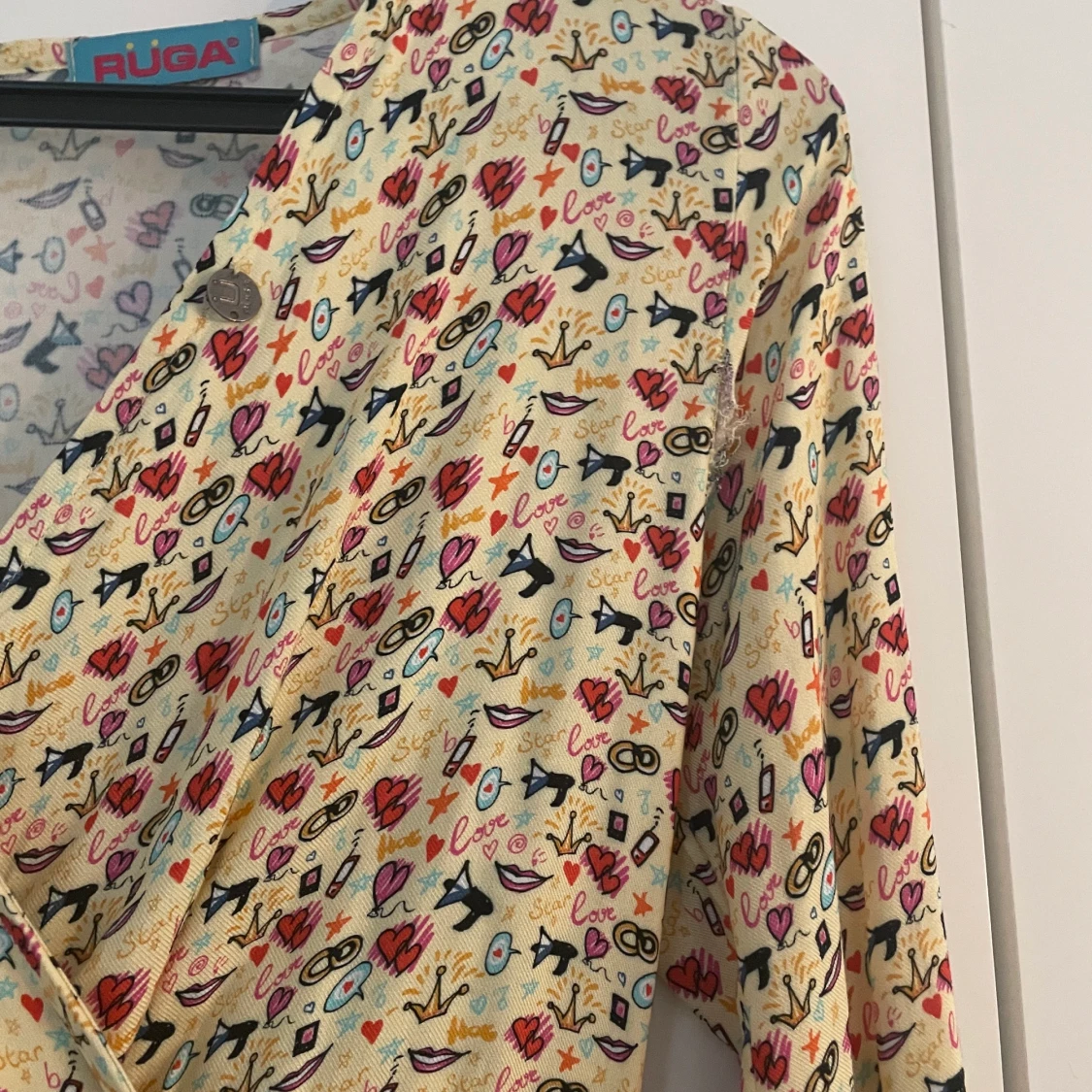 Ljusgul jumpsuit i roligt mönster - 90