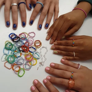 Ringar - 🌈Egengjorda pärlringar i alla färger! Välj storlek (cm), färg, färgkombinationer, olika mönster, med pärlblommor, elastisk eller metall tråd etc! 5kr för simpel, 10kr med blomma eller speciellt färgmönster, 20kr hela ringen med blommor eller pärlmönster. Det går även att beställa som halsband etc.  Kolla in profil för fler bilder🌈 DMA vid frågor. Frakt 12kr