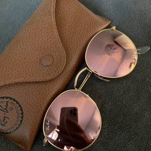 Rayban round metal  - Rayban round metal i färgen roséguld med spegelglas! Använda Max 10 gånger! Köpta på synsam för ca 1400, kvittot ska finnas hemma någonstans! Man kan gå till en optiker och få dom spända efter din storlek! Pris kan diskuteras 