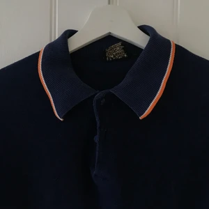 Fin frotté tröja  - Jättefin i ganska bra skick, mörkblå och orange ❤️