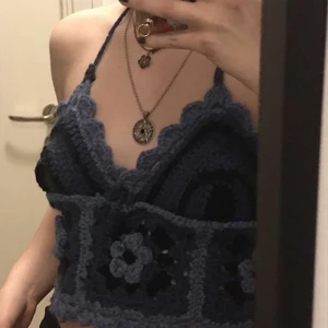 sött virkat linne! - Ett linne jag virkat själv, alla säger att jag ska börja sälja saker jag virkar så testar nu :) uhhh skriv om du är intresserad! tar även comissions! om det är något speciellt du skulle vilja ha :D jag virkar lite vadsom :))