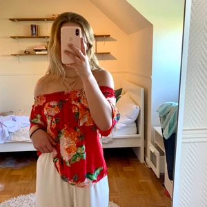 Blommig off-shoulder topp XS - Rödblommig offshoulder-topp från bikbok. Står XS men skulle säga passar både XS och S.