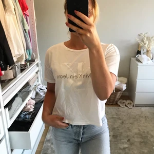 Calvin Klein t-shirt - Vit Calvin Klein t-shirt i storlek S
