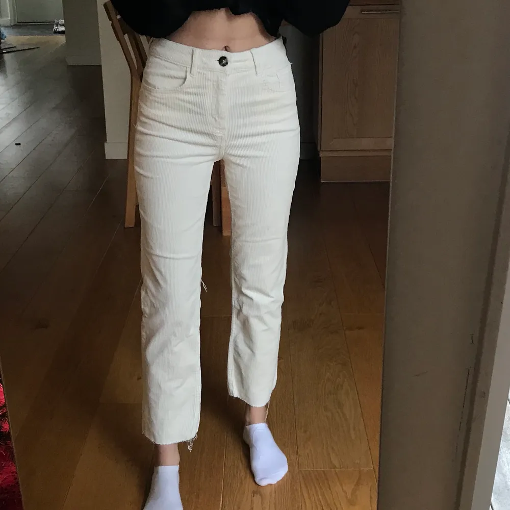 Cremevita manchesterbyxor köpta från H&M för nåt år sen men knappt använda! De är lite croppade nertill, jättefina och sköna. Är ca 168 lång 💞. Jeans & Byxor.