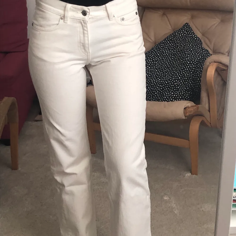 Vita jeans från Arket. Storlek 27/32. Midrise straight. Använda ett par gånger❣️. Jeans & Byxor.