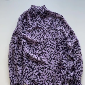 Blus från gina tricot - En superfin blus från gina tricot! 60 kr inkl frakt💕