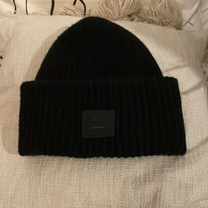Acne mössa - Säljer min fina acne mössa i svart 💞 köpt förra vintern, jättebra skick och inga hål! Frakt betalas 66 kr för spårbart paket annars kan jag mötas upp östermalm/vasastan 