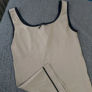 Storlek:XS/S - Ett fint grått linne med svarta detaljer.Den är väldigt stretchig och har använt den en gång.60kr+frakt.Varan är fortfarande kvar!.Skriv privat