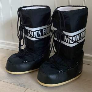 Jag säljer nu mina moon boots. Jag köpte dom begangnat och dom är som nya. Dom var förstora för mig och det är därför jag säljer dom. Köparen står för frakten. Först till kvarn, inget är köpt föräns de är betalat! 