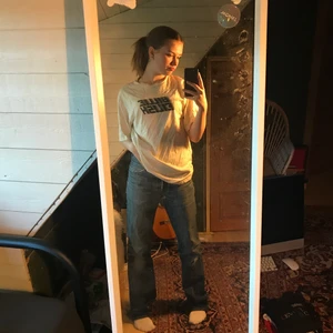 Billie eilish tröja - En oversized billie eilish tröja från h&m. Drn är i storlek s men väldigt stor. Den sitter fint och har ett skönt matrial. Säljer för den inte passar min stil ! De tillkommer 66kr för frakt💞
