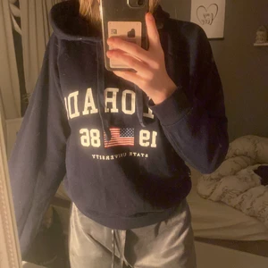 Collage hoodie strl XS  - En vanlig collage hoodie från Gina tricot. Strl XS, ganska använd men är fortfarande i ett väldigt bra skick. Den är mörkblå. Trycket är fortfarande i bra skick det med.