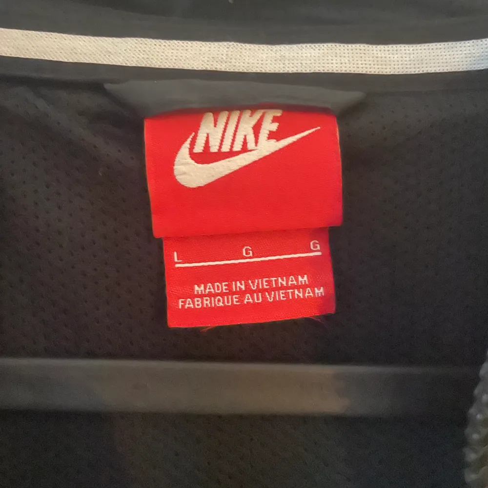 Nike vindjacka nästan oanvänd gott skick. Normal passform . Jackor.