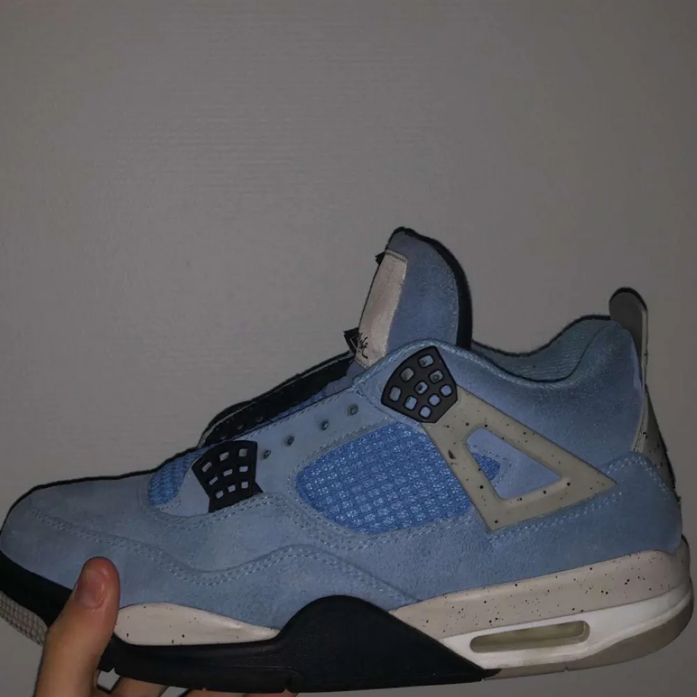 Säljer ett par Jordan 4 retro university blue då dom ej kommer till användning längre. Dom är i okej skick lite smuts på viss ställen inte super synligt men inga hål/skrap märken. Orginal snören följer med (blåa) och orginal kartong (säljer bara vid bra bud) ny pris 5k (kom privat för fler bilder). (Tar trades). Skor.