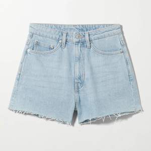 Ljusblå jeansshorts från weekday i modellen ”rowe denim short”. Köpta i somras och använda några gånger. Nypris 400