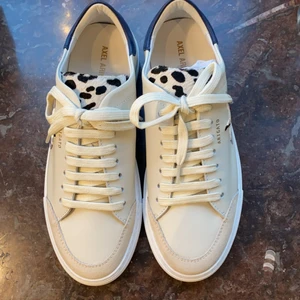 Axel Arigato sneakers storlek 40 - Helt nya, aldrig använda sneakers från Axel Arigato med snygga detaljer. Storlek 40. Nypris ca 1900kr. Fraktkostnad tillkommer.