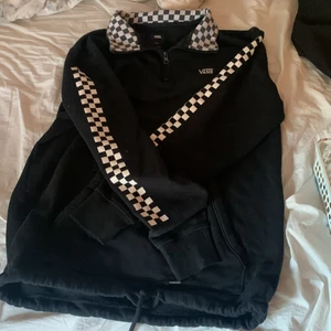 Vans sweatshirt  - Fick den i julklapp för minst 2 år sedan har använt den 1 gång, köptes för 800kr men säljer den för 300kr❤️