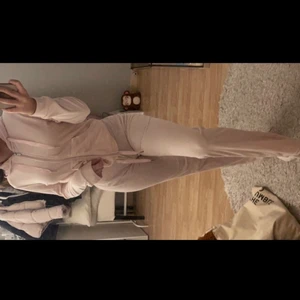 Gina Tricot set - säljer mitt ljusrosa Gina Tricot set eftersom jag inte använder det längre, köpte våren 2020 och använt max 10 gånger. så det är i väldigt bra skick💕 både tröjan och byxorna är i storlek XS, slutsåld hos Gina