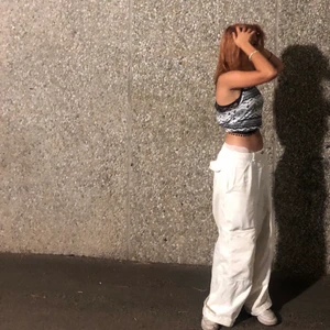 Baggy jeans - Jättefina baggy jeans ifrån weekday! Kommer ej till användning längre och säljer endast för bra bud. Storlek 38. Inget fel på de alls utan ser exakt likadana ut som när jag köpte. Buda privat ifrån 200kr+frakt då. Skriv privat om du undrar något💓💓💓