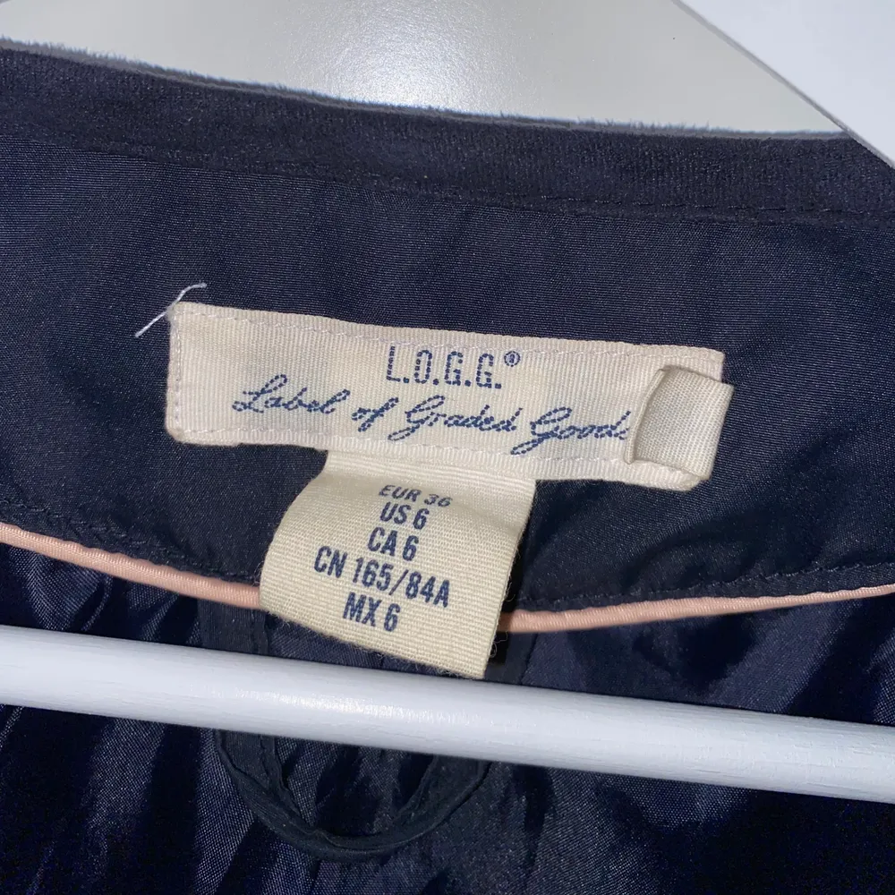 Marinblå jacka från H&M, storlek 36.. Jackor.