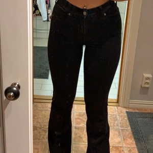Svarta bootcut jeans - Svarta ursnygga bootcut jeans ifrån DrDenim, jättesköna 