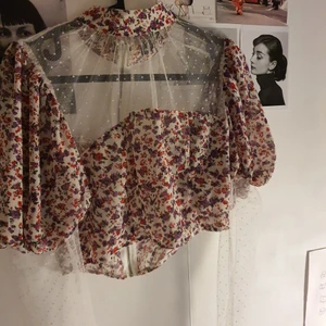 Blomstrig topp - En fin, vår och somrig topp som kan användas såväl till vardags som till fest. Aldrig använd då den är för liten. 🥰