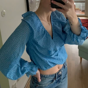 Söt blus - Supergullig blus som aldrig kommit till användning. Lite croppad! Nyskick och köpt förra året från ASOS😋