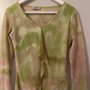 Grön mesh topp - Grön mesh topp med tie dye liknande mönster i storlek M. Perfekt till lite festligare tillfällen. Bara att höra av sig vid frågor och funderingar!🥰🥰