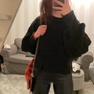 Svart stickad tröja - Stickad tröja med puffärmar, kommer tyvärr inte till användning längre