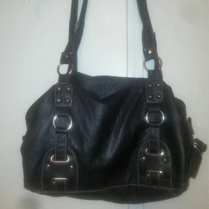 Svart snygg handväska - Snygg rymlig handväsk i mycket fint begagnat skick. Nästan aldrig använd och säljes därav. Fler bilder kan skickas vid intresse. Ordinariepris: 479:-      OBS!       UPPE PÅ FLER SIDOR, LEDANDE BUD ÄR 130:-